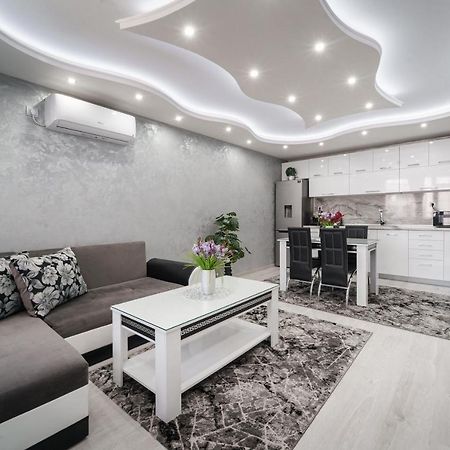 City Apartments - A Brand New Luxury & Comfy 2 أسينوفغراد المظهر الخارجي الصورة